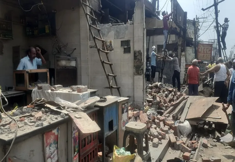 मुरादाबाद : अतिक्रमण हटाने में जुटे व्यापारी, टीम के आने से पहले खुद तोड़ रहे अवैध निर्माण